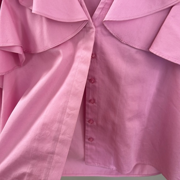 H&M pink cotton v-neck long sleeve blouse w/ ruffle detail on shoulders. Size 4 - Picture 6 of 10